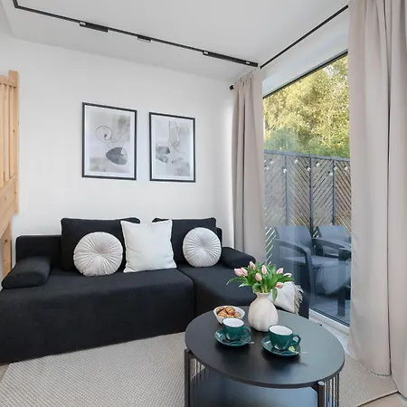 別荘 Parzybutowka Nowoczesny Dom Z Tarasem I Klimatyzacja By Renters ニエホジェ