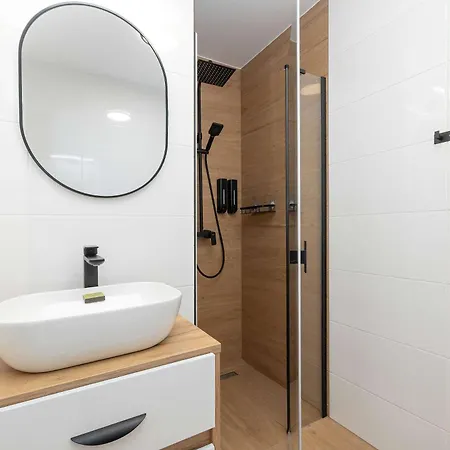 別荘 Parzybutowka Nowoczesny Dom Z Tarasem I Klimatyzacja By Renters ニエホジェ