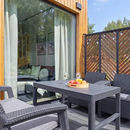 別荘 Parzybutowka Nowoczesny Dom Z Tarasem I Klimatyzacja By Renters ニエホジェ